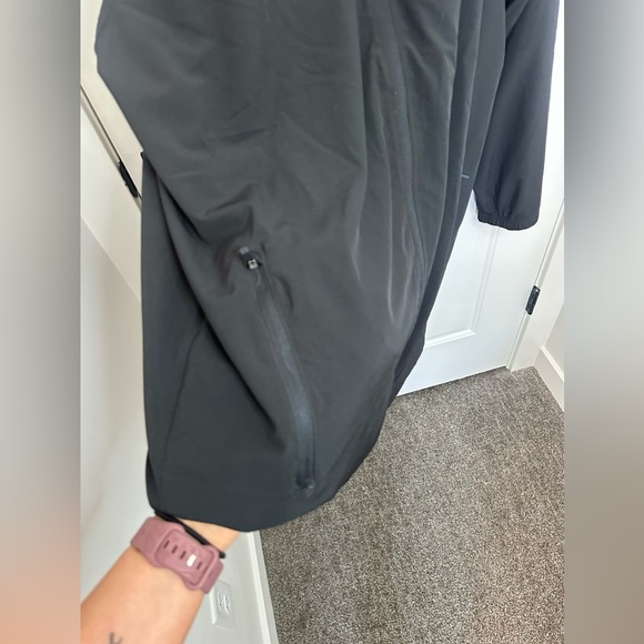 Men’s XL Black Hooded Voyager Lightweight Rain Jacket with Cuffs and pockets - Picture 5 of 9